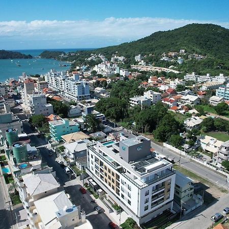 Adra 106 - Apartamento no centro de Bombinhas - Rooftop com piscina e academia - À poucos metros da praia Exterior foto