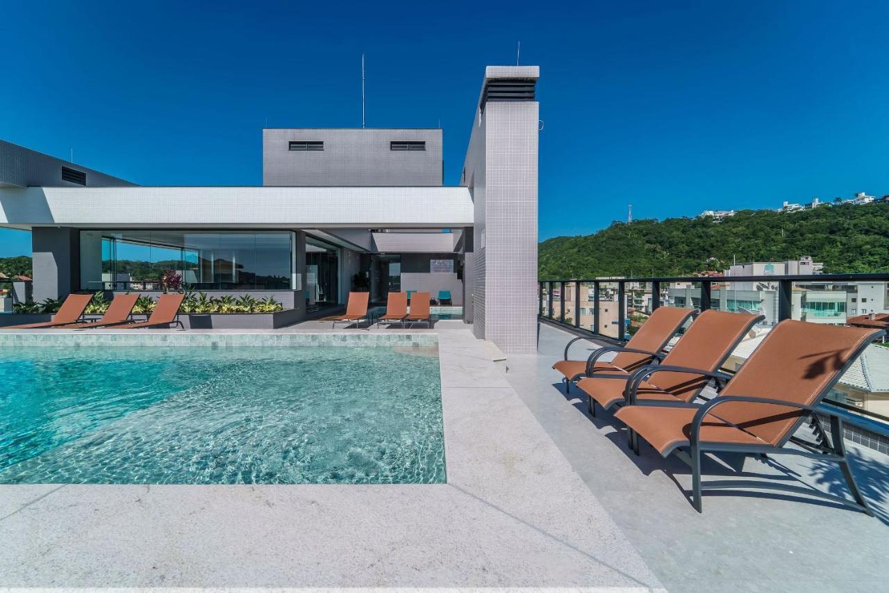 Adra 106 - Apartamento no centro de Bombinhas - Rooftop com piscina e academia - À poucos metros da praia Exterior foto